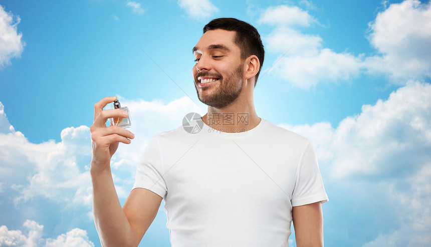 香水,美丽人的快乐的微笑轻人与男香水蓝天云的背景图片