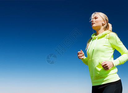 运动生活方式的女人户外跑步女人户外跑步图片