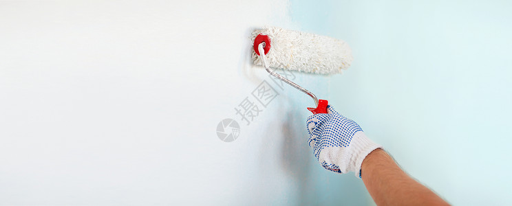 修理,建筑家庭男手套油漆墙与滚筒背景图片