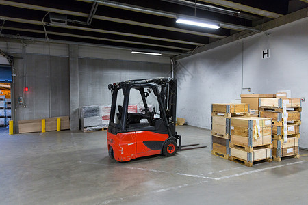 物流,储存,装载,装运设备叉车装载机仓库的箱子背景图片