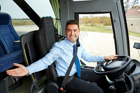 交通,旅游,公路旅行,手势人的快乐司机邀请乘坐城际巴士图片
