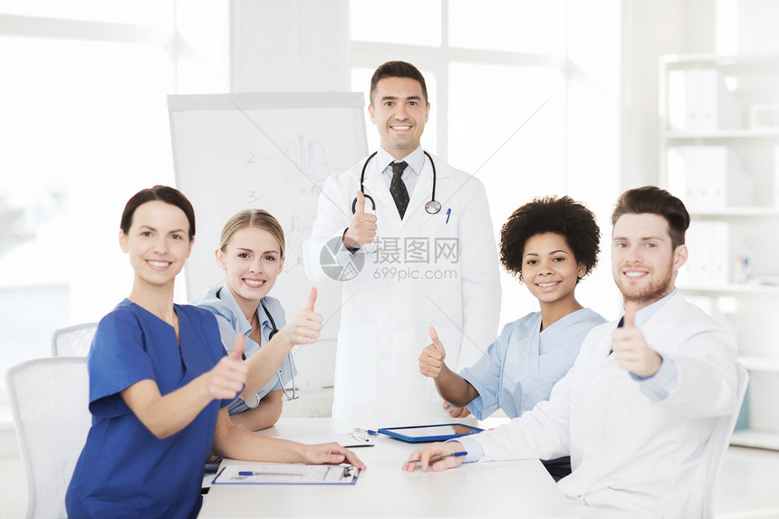 医院,职业,医学教育,人医学的群快乐的医生医院的演示会议上开会,并展示竖大拇指的手势图片