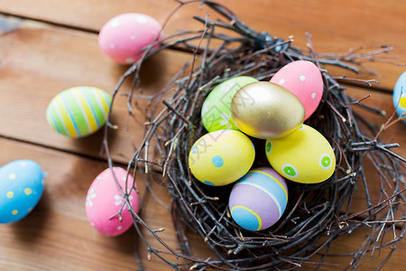 复活节,假日,传统象彩色复活节鸡蛋巢木制表图片