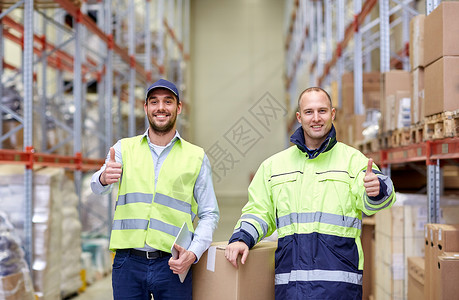 物流,送货,装运,人员出口快乐的男人手工工人与箱子大拇指仓库图片
