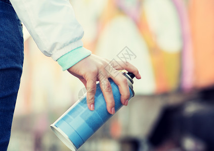 手的涂鸦素材人艺术创造力青文化理念街道墙上用喷漆手绘涂鸦背景