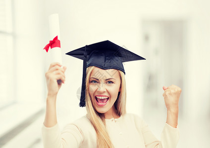 带着证书戴毕业帽的快乐学生证书的毕业帽学生学校高清图片素材