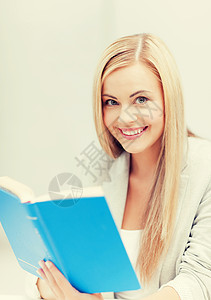 微笑的轻女人看书的照片轻女子读书图片