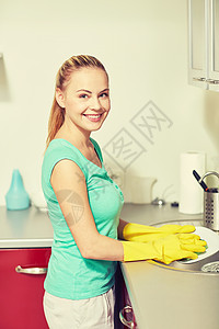 人,家务家务快乐的女人戴着防护手套家里厨房洗碗图片