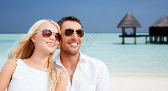 暑假,旅游,度假,旅游约会的幸福的夫妇海边的阴影与平房的背景图片