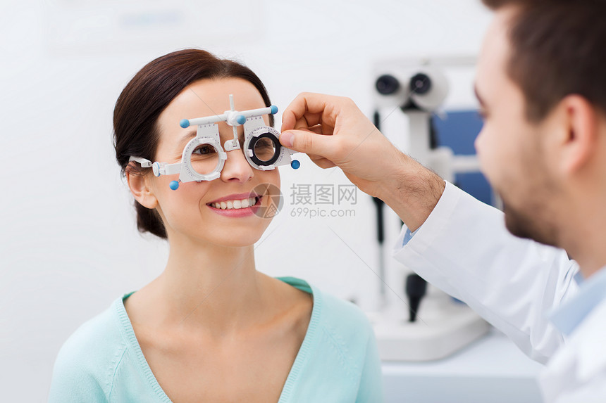 保健,医学,人,视力技术验光师与试验框架检查病人视力眼科诊所光学商店图片