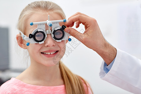 保健,医学,人,视力技术验光师与试用框架检查女孩病人视力眼科诊所光学商店背景图片