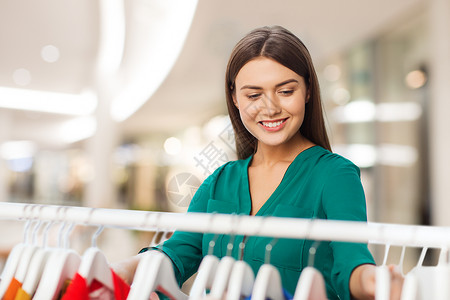 服装,销售,穿着人的快乐的女人选择衣服购物中心购物中心图片