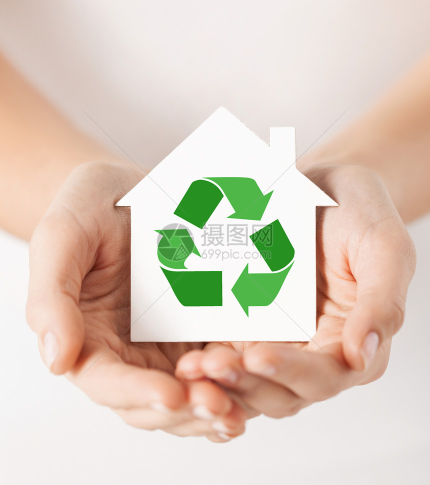 人生态环境保护理念用绿色回收标志紧紧握住房子图片