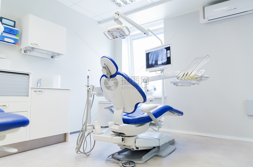 牙科,医学,医疗设备口腔医学新的现代牙科诊所办公室内部与椅子图片