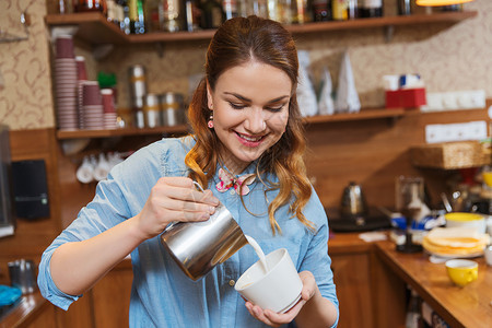 设备,咖啡店,人技术咖啡师妇女咖啡馆酒吧餐厅厨房向咖啡倒奶油图片