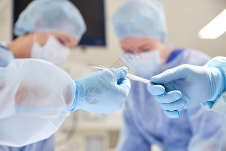 外科,医学人的外科医生的手与手术刀手术室医院图片