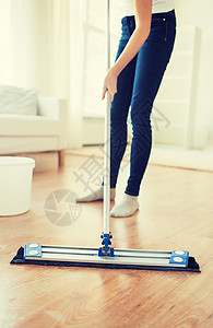 人,家务家务妇女的腿与拖把清洁地板家里图片
