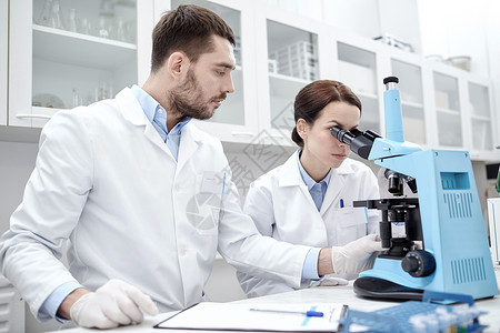 科学化学技术生物学人的轻科学家用试剂动璃,并临床实验室进行测试研究图片