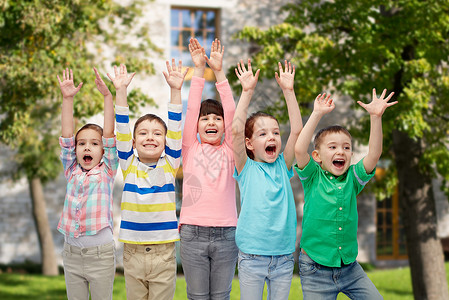 童,时尚,手势人的快乐的微笑朋友举拳头,庆祝胜利的夏季校园背景图片