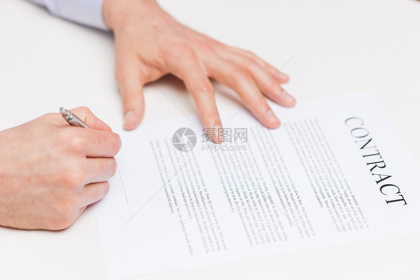 人,业务文书工作的男的手签署合同文件办公室图片