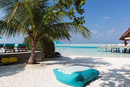 旅行,旅游,假期暑假的阳伞日光浴海洋天空上马尔代夫海滩图片