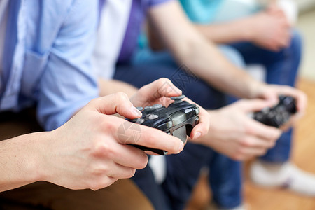 友谊,技术,游戏家庭亲密的男朋友家里玩电子游戏图片
