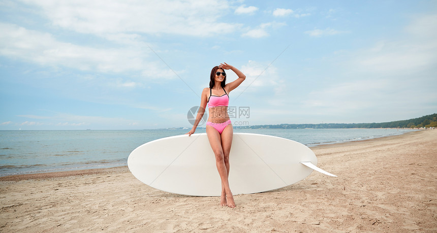 度假,冲浪,水上运动人们的轻的女人穿着泳衣,夏季海滩上冲浪板风帆冲浪板桨板图片