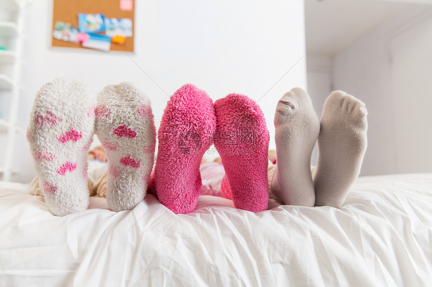 友谊,人们睡衣的家里把女人的脚放袜子里图片