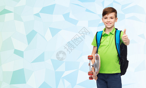 童,休闲,手势,学校人的快乐的微笑学生男孩与背包滑板拇指蓝色低聚纹理背景图片