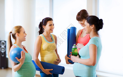 怀孕,运动,健身,人健康的生活方式群快乐的孕妇健身房用运动设备交谈图片