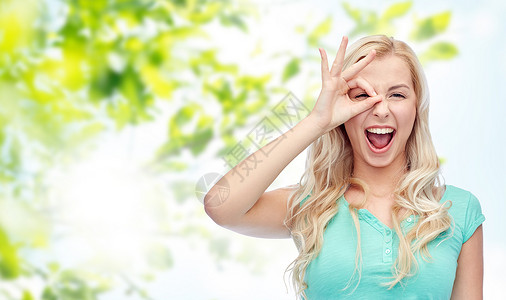 趣,情感,表情,夏天人的微笑的轻女人十几岁的女孩绿色的自然背景上手势图片