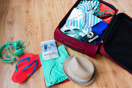 暑假,旅游,旅游物品的旅行袋与衣服东西图片