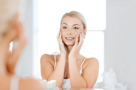 美丽,卫生,早晨人的微笑的轻女人家里的浴室照镜子图片