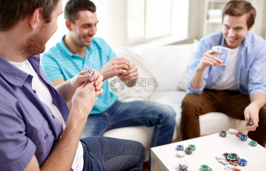 休闲,游戏,友谊,赌乐亲密的男朋友家里打牌图片