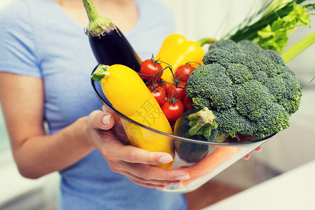 健康饮食,素食,饮食人的密切妇女蔬菜碗里图片