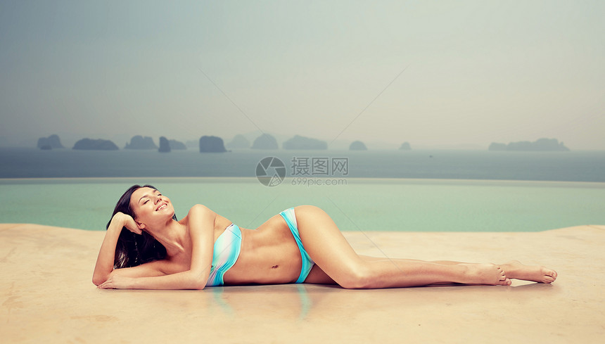 人,时尚,泳装,夏季旅游快乐的轻女人躺比基尼泳衣晒黑图片