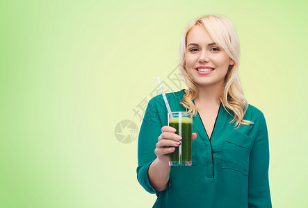 健康饮食,素食,饮食,排人们的微笑的轻女人喝绿色蔬菜汁冰沙璃绿色的自然背景图片