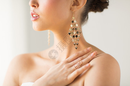 魅力,美丽,珠宝奢侈的特写美丽的女人与耳环图片