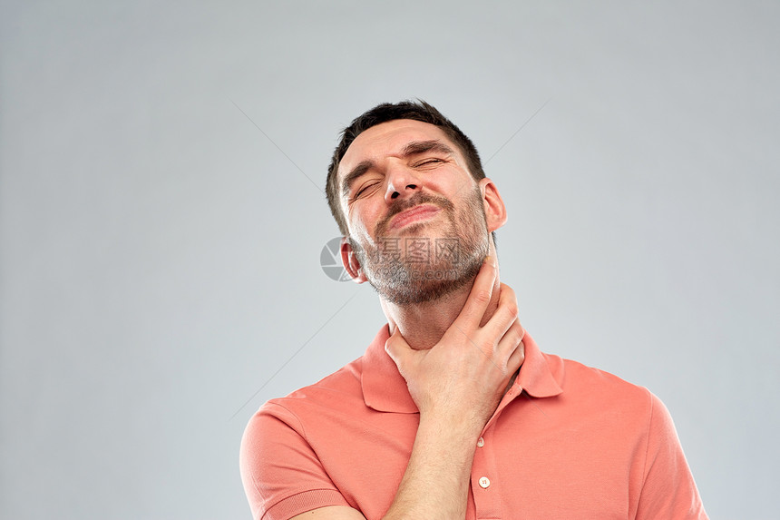 人,医疗保健问题幸的人触摸他的脖子喉咙疼痛的灰色背景图片