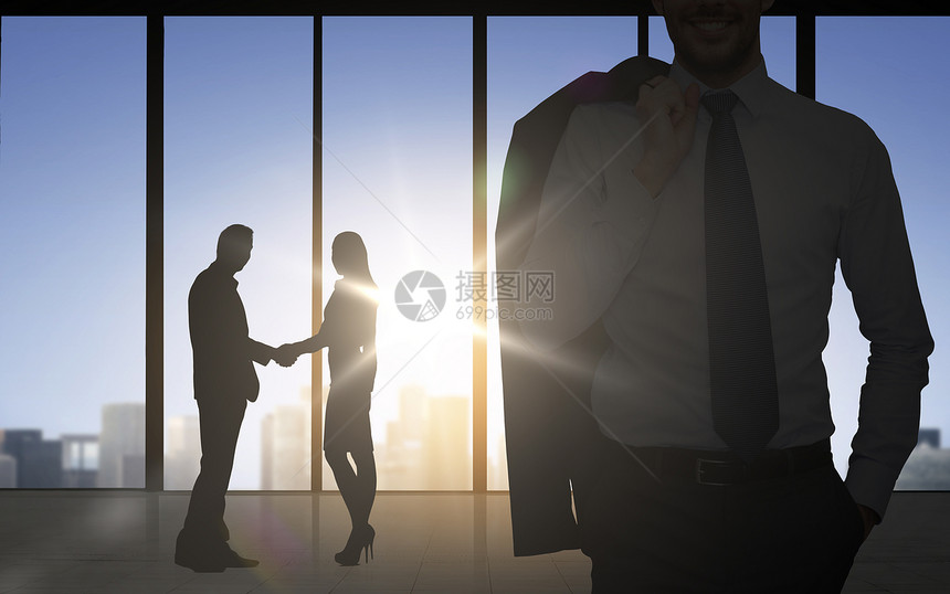 商业,队合作,伙伴关系,合作人的商人握手的办公室背景图片