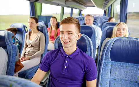 交通,旅游,公路旅行人们的快乐的轻人坐旅游巴士火车上图片