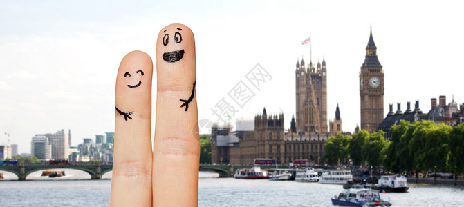 家庭,夫妇,旅游,旅游身体部分的两个手指与笑脸伦敦城市与大本钟楼泰晤士河背景旅游业高清图片素材