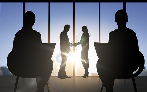 商业,队合作,伙伴关系,合作人的商人握手的办公室背景图片