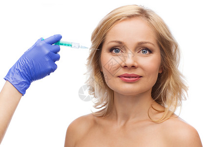美容,抗衰容手术的微笑的女人脸美容师携手手套与注射器,注射眼睛轮廓区域背景图片