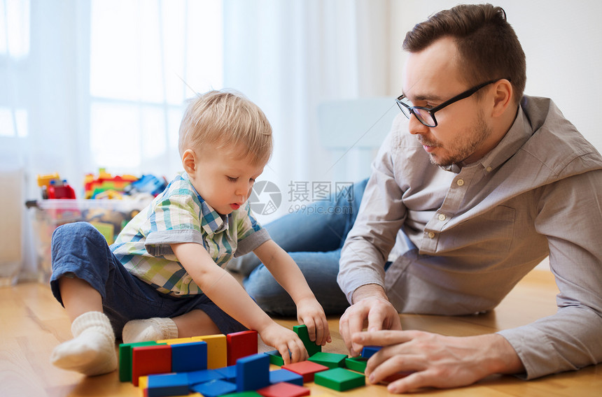 家庭,童,创造力,活动人的快乐的父亲小儿子家里玩玩具块图片