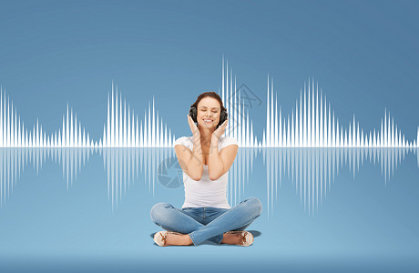 技术,音乐幸福微笑的轻妇女少女耳机蓝色背景声波图表图片