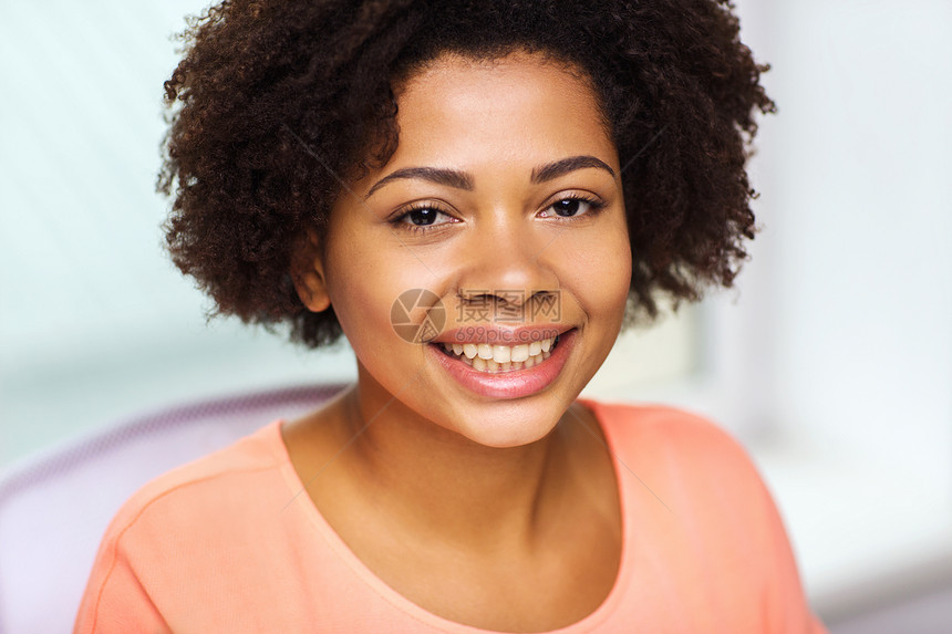 人,种族,种族肖像快乐的非裔美国轻妇女的脸图片