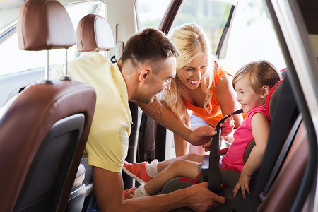 家庭,交通,道路旅行人的快乐的父母系紧孩子的安全带婴儿汽车座椅图片