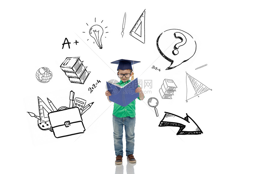 童,学校,教育,学人的快乐的男孩戴着学士帽沙浆板眼镜阅读书与涂鸦图片