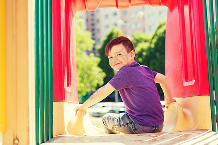 夏天,童,休闲人的快乐的小男孩滑梯儿童游乐场图片
